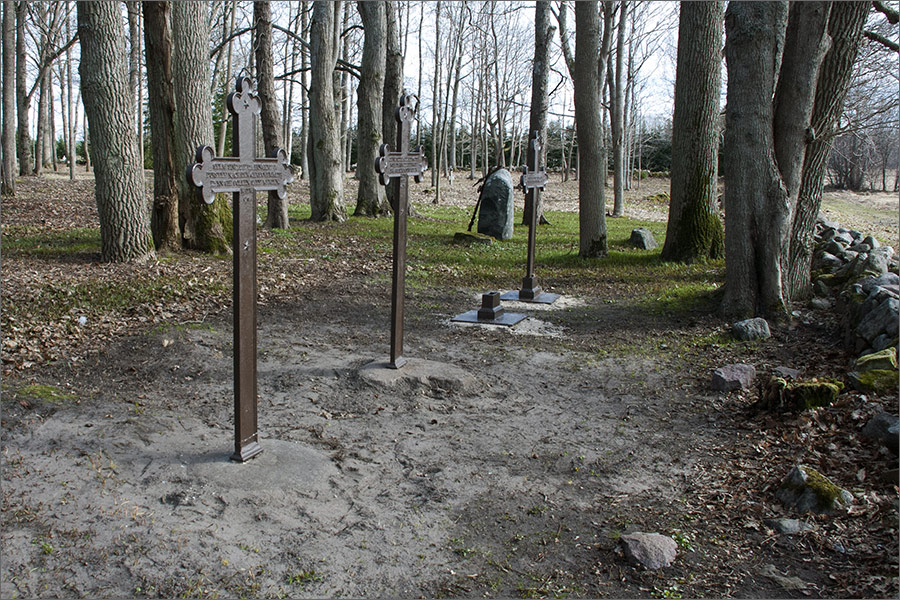20130430-Käina-kalmistu-621.jpg - 30. aprill 2013. Perekond Ignatiuse taastatud hauatähiste taaspühitsemine Käina kalmistul. Foto Mart Mõniste