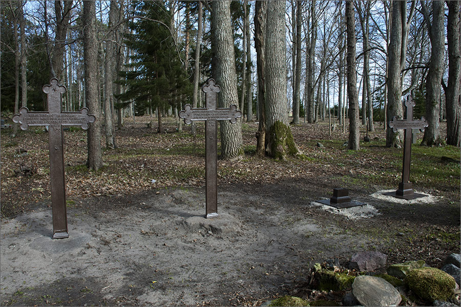 20130430-Käina-kalmistu-623.jpg - 30. aprill 2013. Perekond Ignatiuse taastatud hauatähiste taaspühitsemine Käina kalmistul. Foto Mart Mõniste