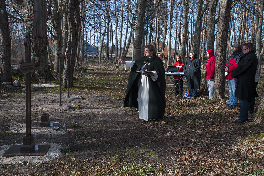 20130430-Käina-kalmistu-728.jpg - 30. aprill 2013. Perekond Ignatiuse taastatud hauatähiste taaspühitsemine Käina kalmistul. Foto Mart Mõniste