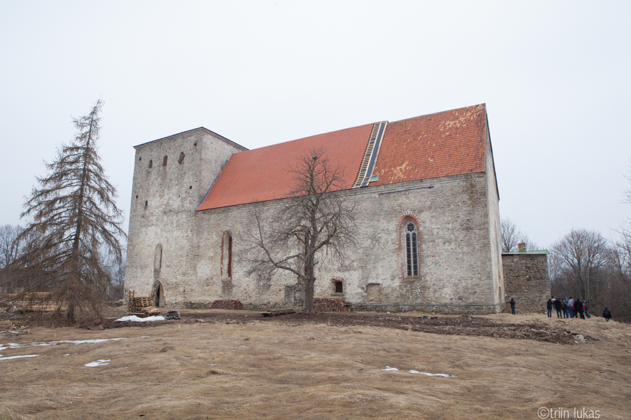 IMG_7924.jpg - 17. aprill 2013. Ekskursioon Saaremaa mälestistele. Pöide kirik. Foto Triin Lukas